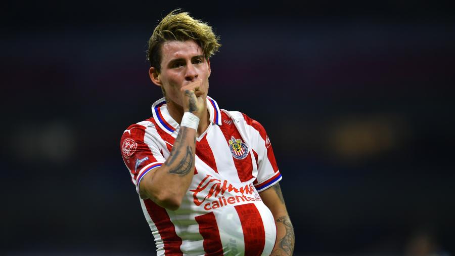 Dos “Chicotazos” y Chivas elimina al América