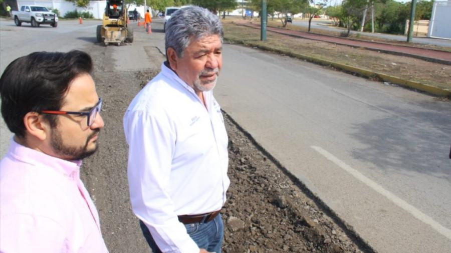 Supervisa Alcalde rehabilitaci&oacute;n de calles de Victoria