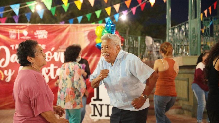 Disfrutan familias actividades en el centro histórico al ritmo del danzón