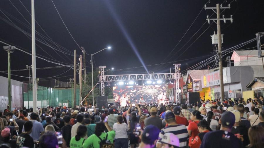 Disfrutan cientos de familias verbena popular en juego de Tecolotes 