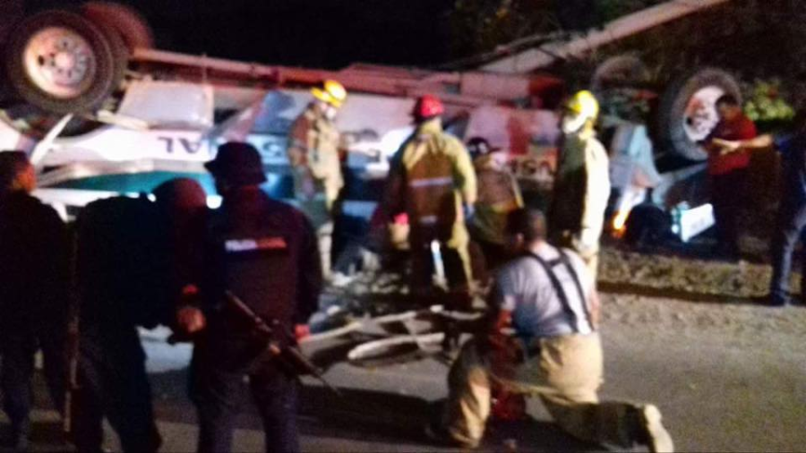 Deja 6 muertos volcadura de camión de maquiladora