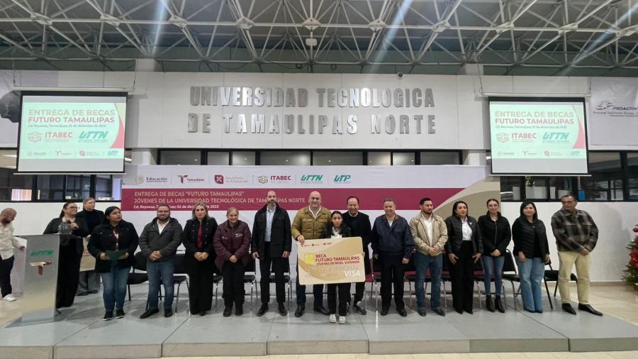 ITABEC entregan becas a alumnos de la UTTN