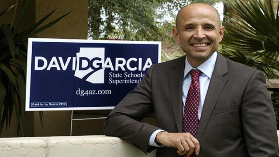 Profesor de origen mexicano podría gobernar Arizona