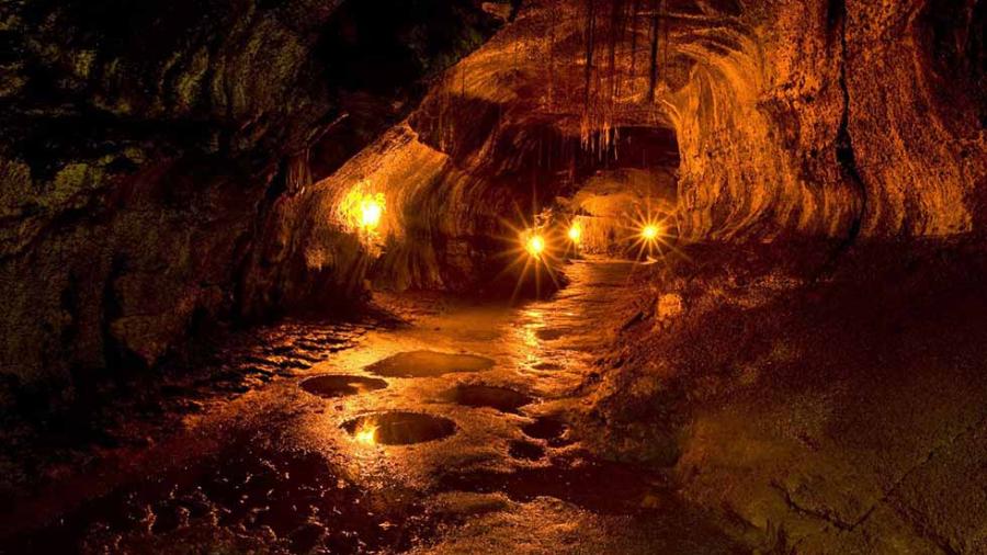 Hombre muere al caer en un tubo de lava en su patio