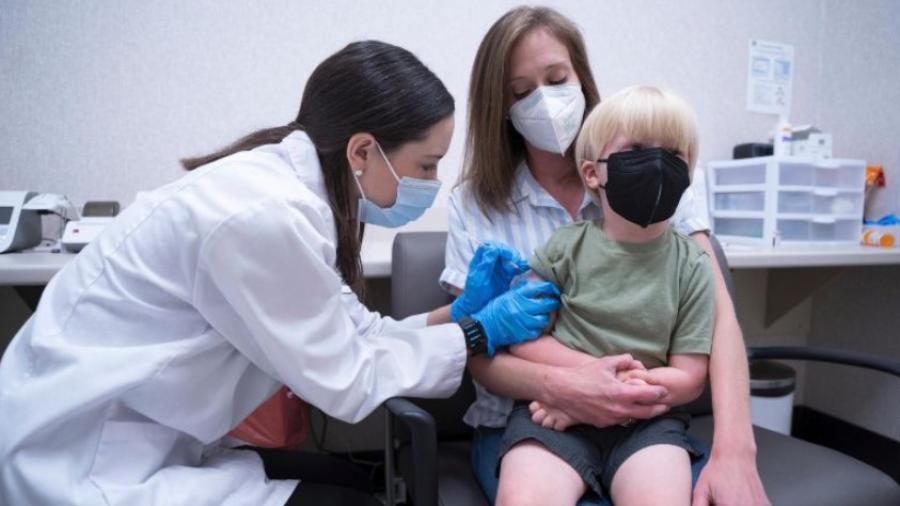 Arranca EU vacunación contra el COVID-19 en niños de entre 6 meses y 5 años