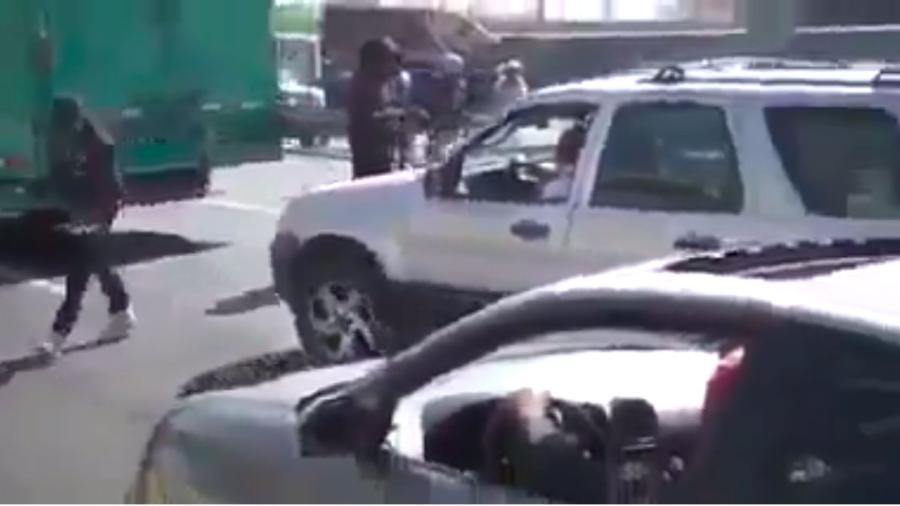 Con el rostro cubierto quitan dinero a automovilistas