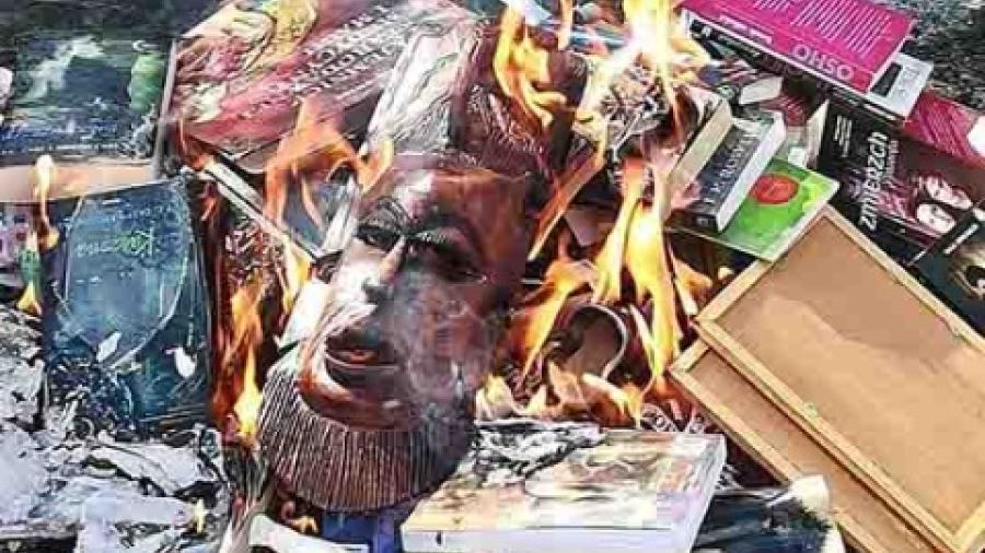 Queman libros de Harry Potter por tener ‘fuerzas malignas’