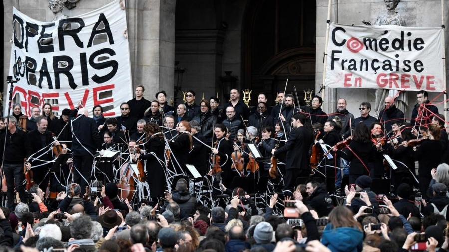 Intentan sabotear una obra de teatro a la que asistía Macron en París 