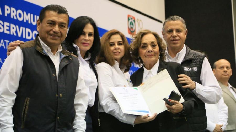 Anuncia incrementos salariales y entrega premios de antig&uuml;edad para bur&oacute;cratas 