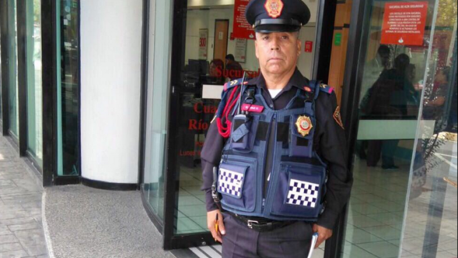 Policía honesto encuentra cheque y lo entrega a dueño