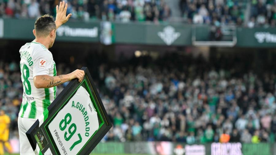 Andrés Guardado recibe emotivo homenaje en su último partido con el Betis