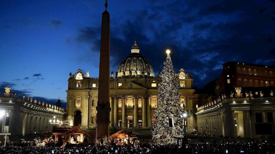 Encienden árbol de navidad en el Vaticano