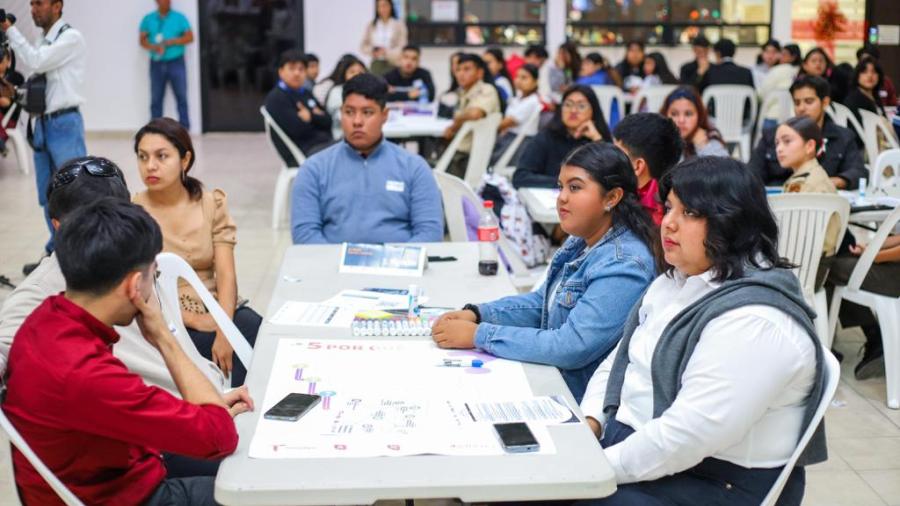 Hay oportunidades dice Alcalde Carlos Peña Ortiz a jóvenes de Maratón Emprende y Transforma