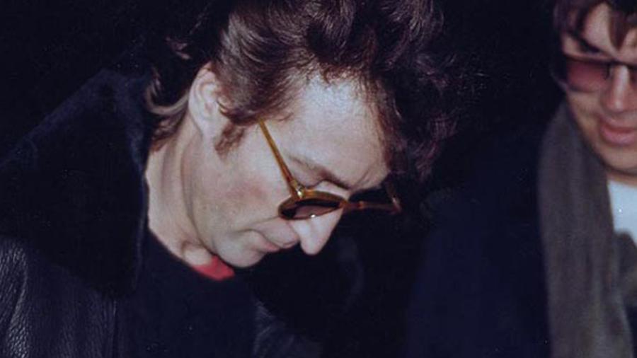 Disco que John Lennon firmó a su asesino está a la venta