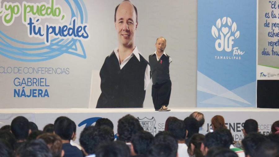 Reciben j&oacute;venes maderenses platica motivacional