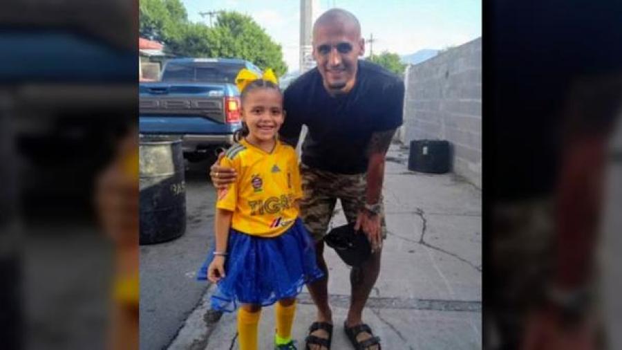 ‘Chaka’ Rodríguez sorprende a pequeña aficionada de Tigres