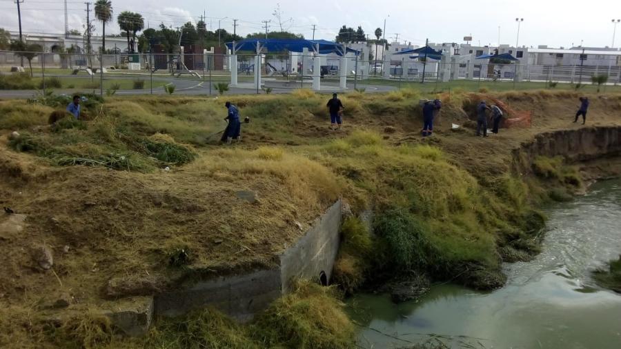Retiran toneladas de basura de canales y arroyo El Coyote