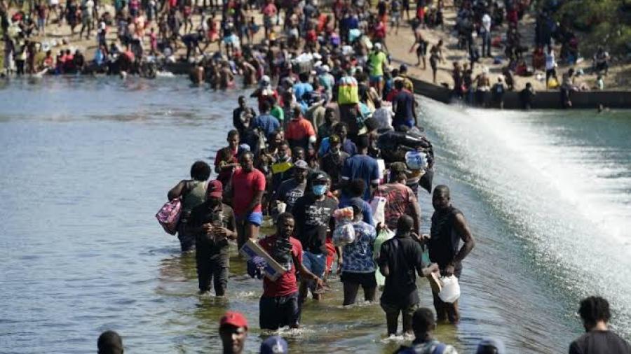 Texas envía cinco autobuses más con migrantes a Nueva York