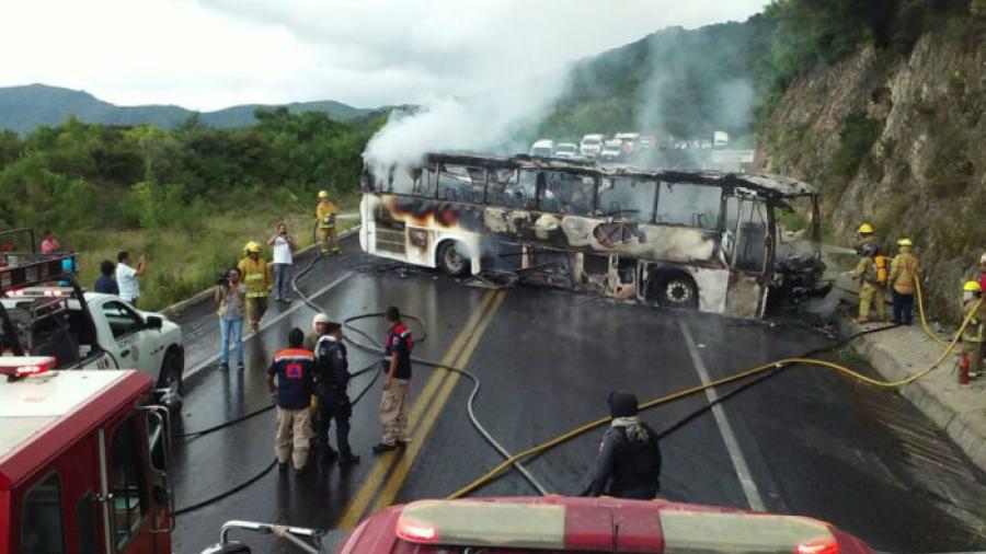 Asaltan y queman autobús en Tixtla