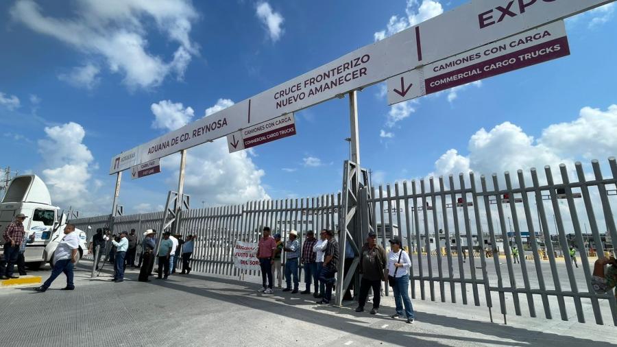 Agricultores bloquean Puente Pharr en demanda de precio justo para el sorgo