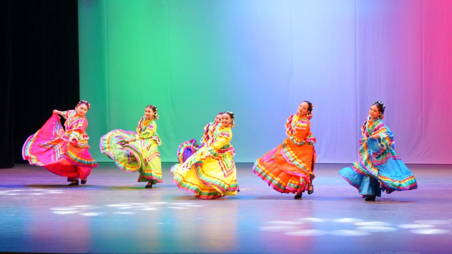 Disfrutan neolaredenses “Noche Mexicana”