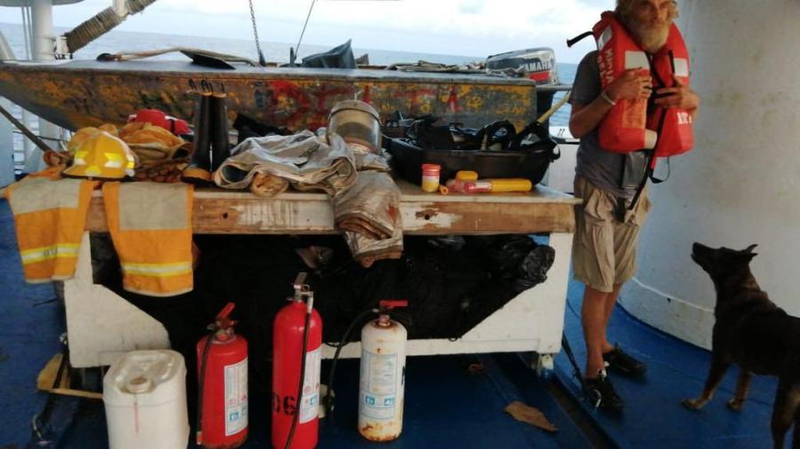 Buque atunero rescata a naúfrago y a su perrita que llevaban 3 meses en alta mar