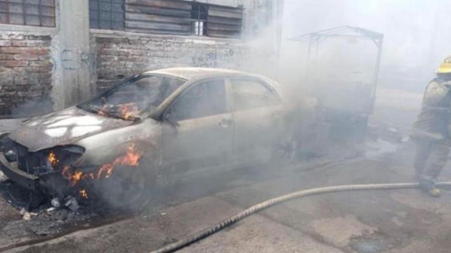 Camioneta cargada con huachicol vuelca y se incendia en Michoacán