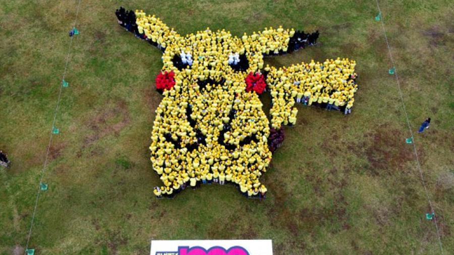 Forman fans Pikachu gigante en Japón