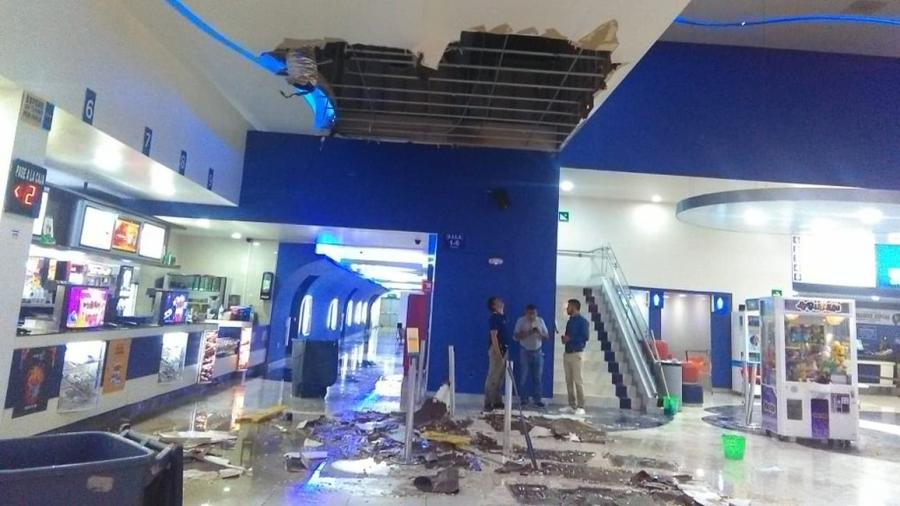 Granizo provoca caída de parte del techo en un cine