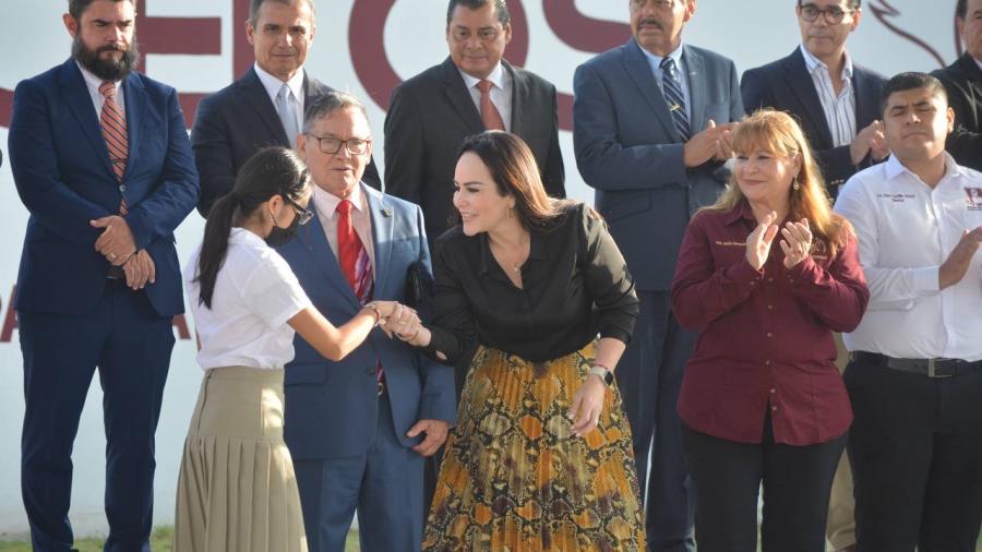 Alcaldesa reafirma su compromiso con la educaci&oacute;n en el regreso a clases 