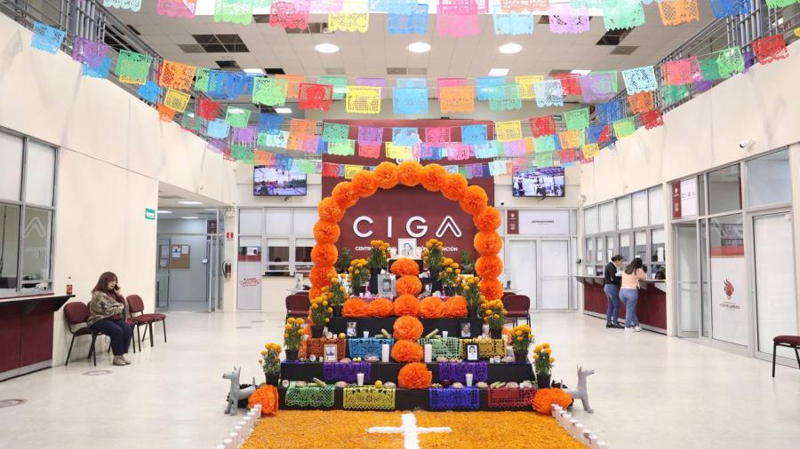 Rinden homenaje a trabajadores fallecidos con tradicional altar de muertos