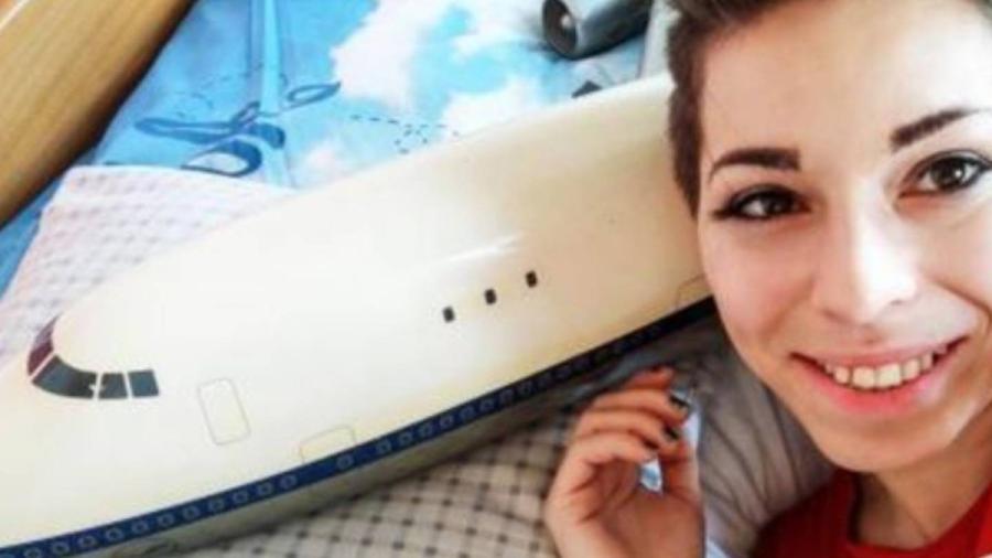 Mujer asegura estar enamorada de… un avión a escala