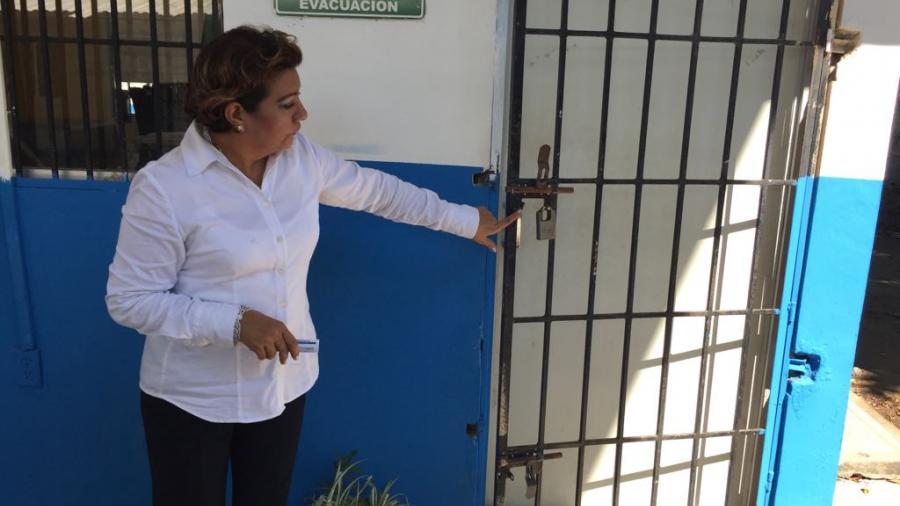 Padres de familia y veladores al resguardo de escuelas