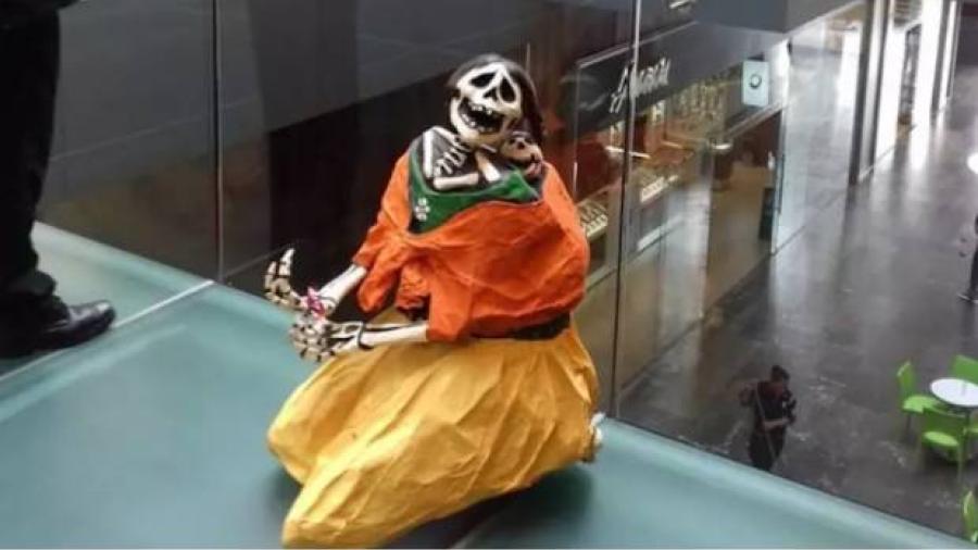 Exigen retirar escultura de ind&iacute;gena pidiendo limosna