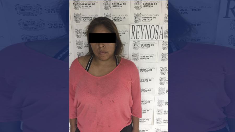 Detienen a mujer por robo de auto