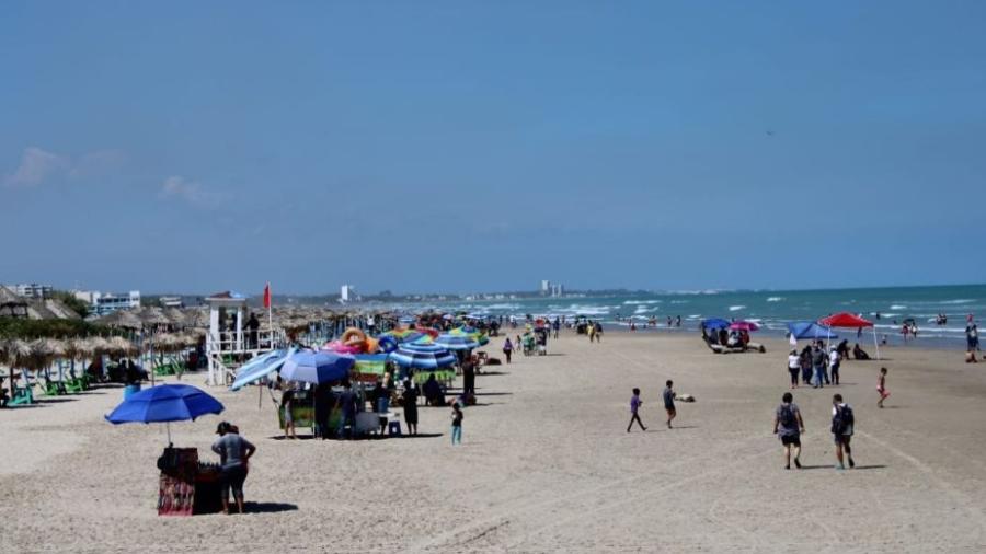 Pese a COVID-19, visitantes abarrotan playa Miramar por Megapuente 