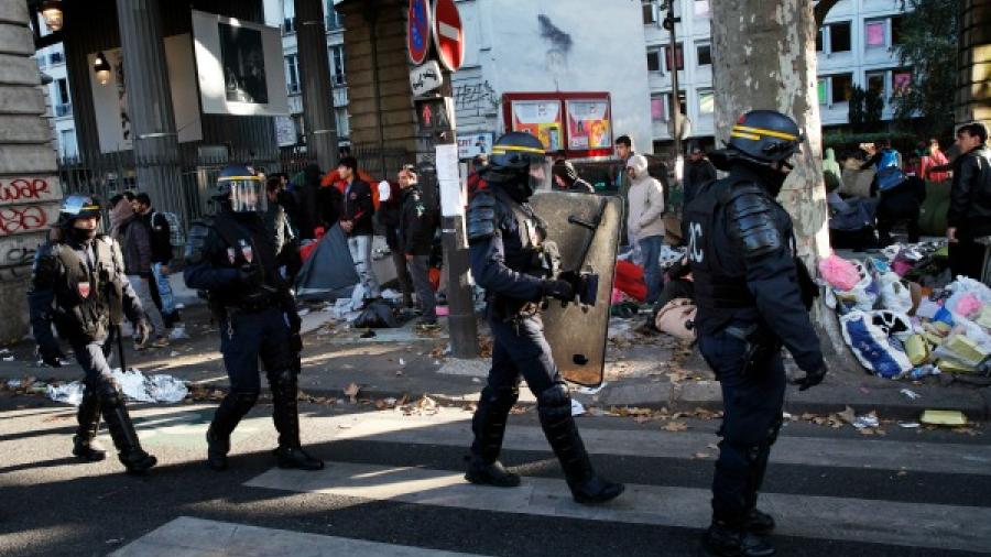 Desalojan campamento de más de dos mil migrantes en París