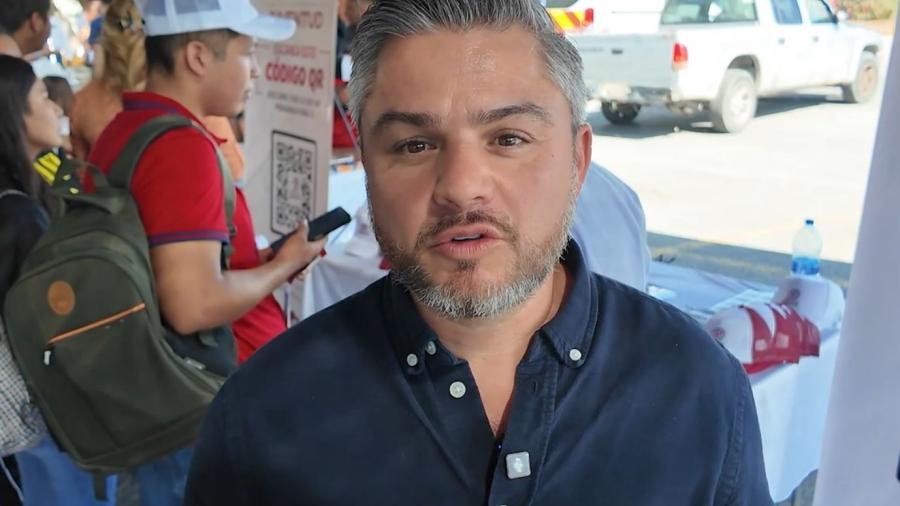 Carlos Peña Ortiz acerca programas y becas a la juventud de Reynosa