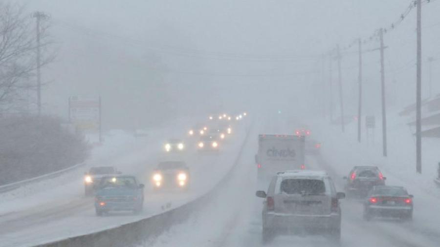 Miles de vuelos cancelados por tormenta de nieve en EU