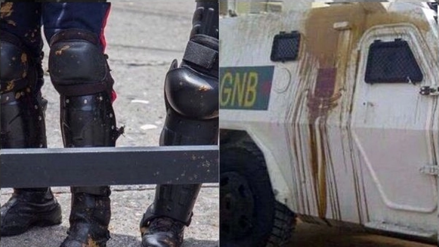 Manifestantes venezolanos lanzan bombas de excremento a policías