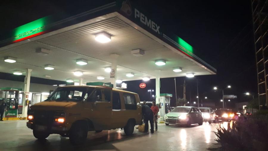 Continúan largas filas en gasolineras de Reynosa