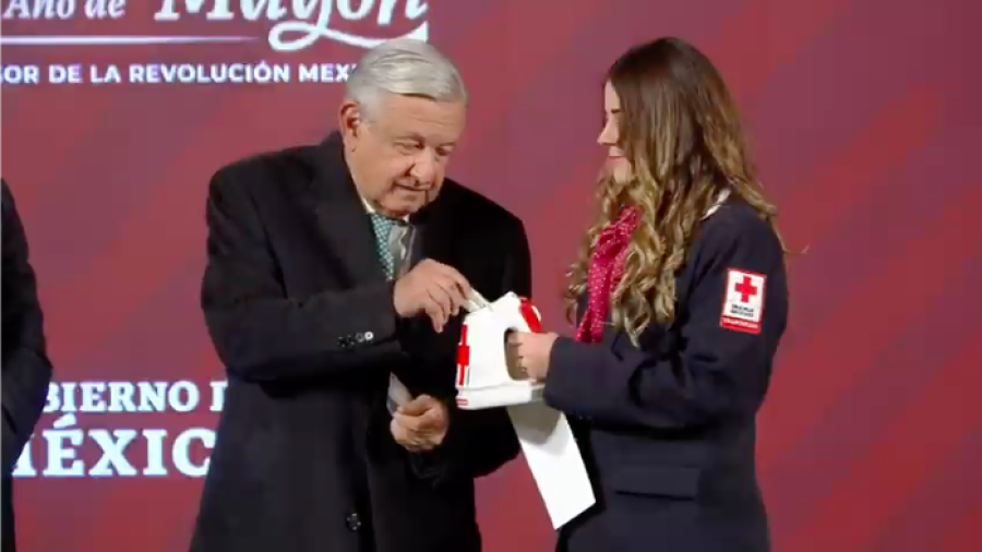 AMLO da banderazo oficial de la Colecta Nacional de Cruz Roja 