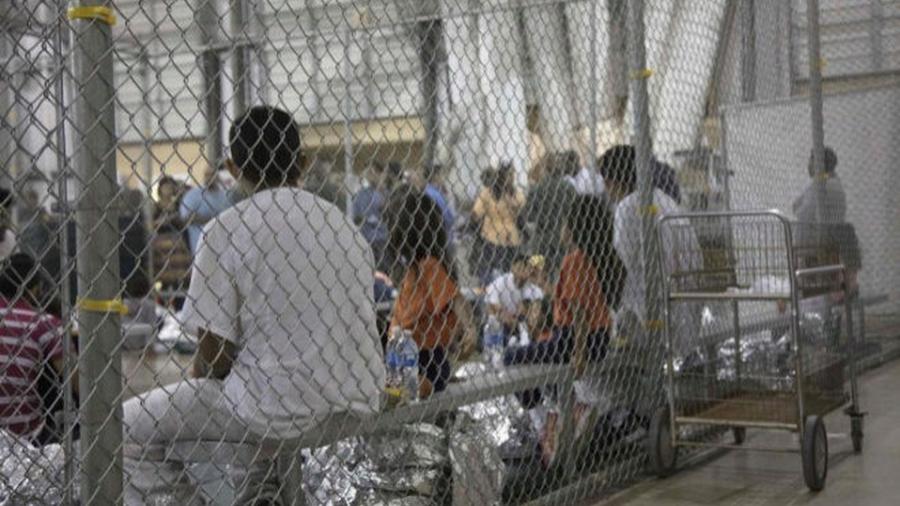 Separan a niños migrantes del centro de detención en Texas