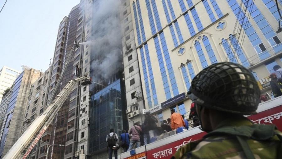 Asciende a 25 la cifra de muertos por el incendio en edificio comercial de Bangladesh