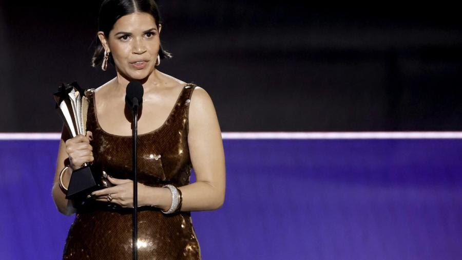 America Ferrera recibe el premio  SeeHer en los Critics 2024