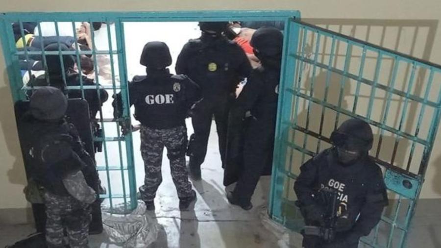 Armas, licor y televisores hallados en cárcel de Ecuador