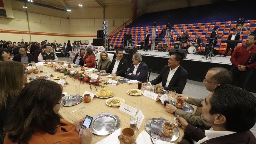 Rector Dámaso Anaya y docentes de la UAT comparten festejo navideño