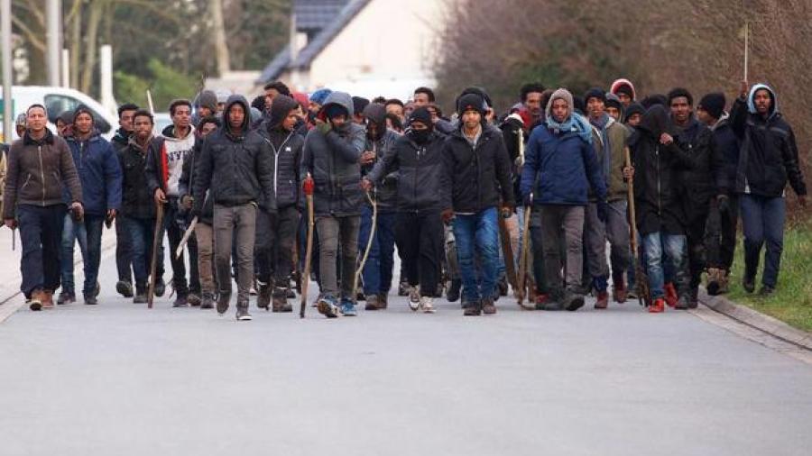 Enfrentamiento con inmigrantes en Francia deja varios policías heridos