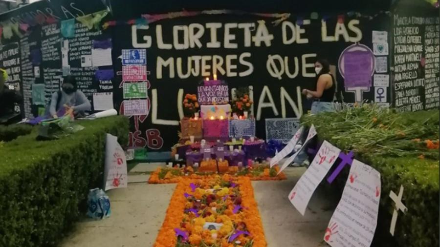 Instalan ofrenda por feminicidios en la Glorieta de las Mujeres que Luchan