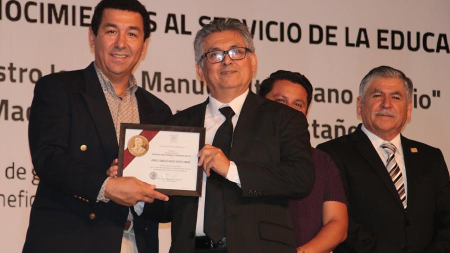 Reconoce alcalde Mario López a maestros  con 30 y 40 años de servicio en la educación